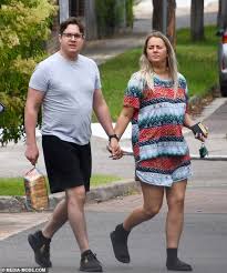 Hij bracht het grootste deel van zijn jeugd door met zijn moeder in. Johnny Ruffo And His Girlfriend Tahnee Sims Pick Up Groceries In Sydney Daily Mail Online