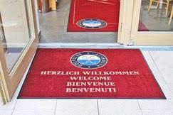 Our personalized rugs and carpets are designed for villas, hotels, and resorts. Teppich Mit Logo S1 Event