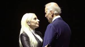 Joe biden bei seiner vereidigung als vizepräsident 2013. Amtseinfuhrung Von Biden Viele Stars Bei Amtsantritt Dabei Lady Gaga Singt Nationalhymne Star Spangled Banner