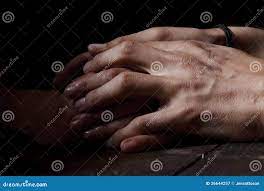 Руки в темноте стоковое изображение. изображение насчитывающей мужчина -  26644257