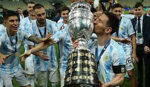 Lionel Messi gewinnt ersten Titel ...