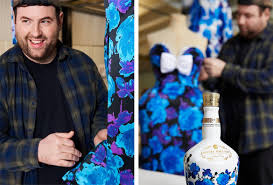 以高订元素打造时尚瓶身! Royal Salute 21 年与英国新锐设计师Richard Quinn 打造新奢时尚「 蓝玫瑰限定版」威士忌！ -  Iconicmen