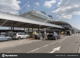 passengers arriving cruise terminal car