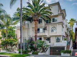 Behind lush landscaping lies a gated chic villa w/ guest house in brookside near hancock park property for sale in los angeles ca california usa 2970000 usd. Yiofqwincxndfm