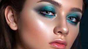 viral poolside blue eyeshadow trend