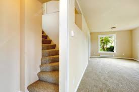 escadas de carpete em casa vazia fotos