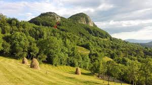 Top 10 pensiuni de poveste de la munte, pentru o vacanță de vis în România | Travel, Monument valley, Natural landmarks