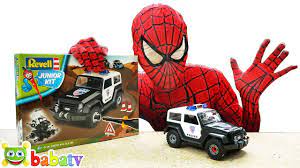 Người Nhện săn tìm xe ô tô cảnh sát đồ chơi trong công viên