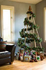 Berbeda dengan ranting utuh, kali ini kamu bisa membuat pohon natal dengan ranting kecil yang disusun menyerupai pohon cemara. 15 Inspirasi Pohon Natal Minimalis