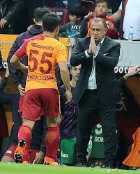 Galatasaray teknik direktörü fatih terim, club brugge maçı öncesi i̇talyan bir muhabirle i̇talyanca konuştu. Nagatomo Fatih Terim Mac Komik Yildiz