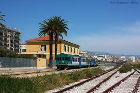 Camion occupa sede del passaggio a livello e urta un treno: paura sul regionale Foggia-Manfredonia