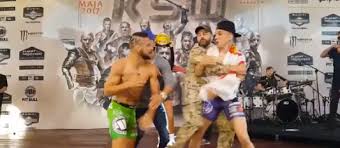 Mateusz gamrot ще защитава титлата си срещу grzegorz szulakowski на ksw 42. Video Norman Parke And Mateusz Gamrot Get Into Altercation At Ksw 39 Weigh Ins Themaclife