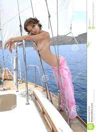 Frau nackt segeln