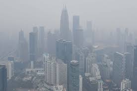 Smog städtischen umweltverschmutzung, immer häufiger in großen städten asiens und südostasiens. Haze Haze Go Away Kuala Lumpur Is Now The Fourth Most Polluted City In The World News Rojak Daily