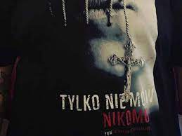 Tomasz Sekielski sprzedaje koszulki z plakatem filmu „Tylko nie mów nikomu”  w sklepie internetowym - Dzień Dobry TVN
