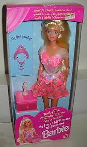 Ruth handler es la empresaria estadounidense a la que se le atribuye la creación de la muñeca, inspirada en una muñeca alemana llamada bild lilli. 6720 Nrfb My First Jewelry Fun Mi Primera Ma Premiere Barbie Foreign Issue Ebay