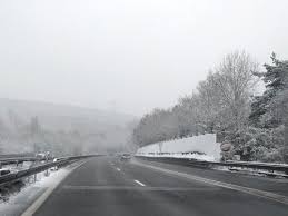 Le salage des routes en période de grand froid permet de favoriser la fonte de la neige ou de la glace sur la chaussée, ce qui tend à réduire les risques de dérapages. Impact Du Salage Des Routes En Hiver