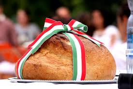 Államalapításunk ünnepén az új búzából sütött kenyeret is köszöntjük, mely szervesen kapcsolódik a népi aratóünnepekhez. Augusztus 20 Uj Kenyer Unnepe Irodalmi Es Ismeretterjeszto Csaladi Portal