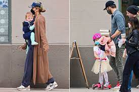 Blake lively and ryan reynolds have been all about keeping their private life under wraps. Blake Lively And Ryan Reynolds Take A Stroll With Their Kids In Nyc