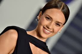 jessica alba posts no makeup selfie on