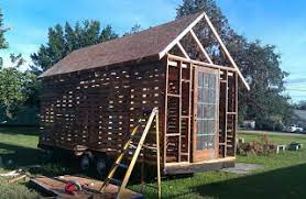 une maison construite en palettes de bois