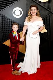 kelly clarkson brings 7 year old son