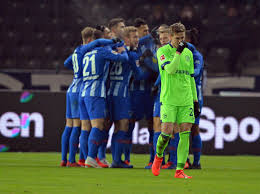 Schalke has completely failed this season. Eiskalt Erwischt Schalke Nach Zweimaliger Fuhrung 2 2 Bei Hertha Bsc Web De