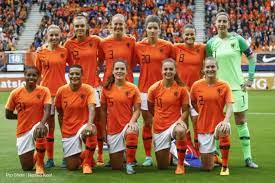 In een goed gevulde gelredome, met ruim 24.000 toeschouwers, trapt het nederlands elftal af voor de ek kwalificatiewedstrijd tegen slovenië. Nieuws