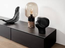 Verbeter de uitstraling van een lamp met een decoratieve gloeilamp en zorg dat hij er altijd op zijn best uitziet. Lamps Mix Table Lamp Boconcept