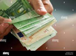 Manos countong fajo de dinero, recortadas Fotografía de stock - Alamy