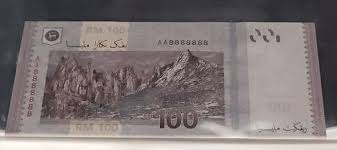 Uang ini mulai diedarkan sebagai uang kertas yang sah sebagai alat tukar (legal tender) sejak 28 desember 1992. Wang Kertas Rm100 Ini Dilelong Pada Harga Yang Sangat Tinggi