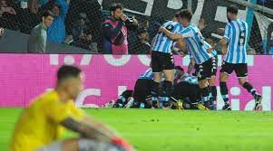 Racing venció a Argentinos Juniors y se prende en la lucha por ganar la  Liga Profesional 2022 . Santa Fe Deportivo