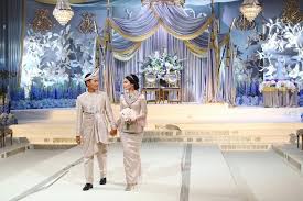Pemasyhuran tengku abdullah sultan ahmad shah sebagai sultan pahang keenam pada 15 januari ini membuka laluan untuk. Intip Indahnya Royal Wedding Malaysia Saat Cucu Sultan Dinikahi Bangsawan Foto 9