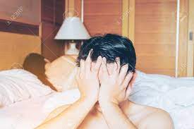ベッド ホテル、セックスの概念を問題の背景に横たわる女性と悲しい男 の写真素材・画像素材. Image 79722912.