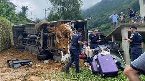 Rize'de tur minibüsü devrildi: 25 yaralı - Son Dakika Türkiye Haberleri |  N