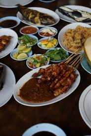 Ada tempat makan ayam goreng enak di jogja di dekat jambuluwuk malioboro hotel yogyakarta, namanya ayam goreng mbok sabar. 10 Restoran Terbaik Dekat Kebun Raya Balikpapan