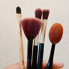5 makeup brushes