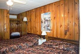 Although the motel is a bit tired and needs a face lift the staff were great and very helpful. Bedroom Picture Of Anchor Motel And Cottages Geneva On The Lake Tripadvisor