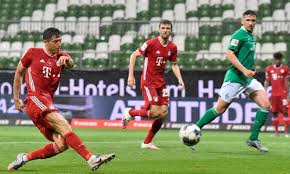 • the point gap between fc bayern münchen at the top and fc schalke 04 at the bottom is 62 points. Bayern Munich Win Eighth Successive Bundesliga Title With Win Over Bremen Bundesliga The Guardian