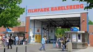Babelsberg ist der größte gemeindeteil der stadt potsdam, in die die vormals selbstständige stadt 1939 eingemeindet wurde.die stadtverwaltung gliedert es in die statistischen stadtteile babelsberg nord, babelsberg süd und klein glienicke. 15 August 1991 Der Filmpark Babelsberg Wird Eroffnet Stichtag Stichtag Wdr