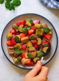 strawberry rhubarb salad erdbeer