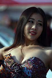 中国胸模大赛总决赛冠军江青遭民众围观_第一女性时尚网- 关注女性品味时尚