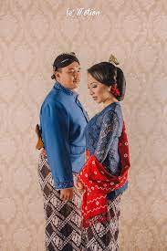 Salah satu cara yang dilakukan dengan memakai baju adat untuk rangkaian acara pernikahan. Kumpulan Foto Prewedding Adat Jawa Tengah Toprewed