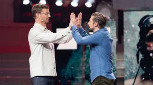 It is a show that pins its two stars against one another in a series of challenges all over the globe. Unsympathisch Klaas Lobt Joko Nicht Nach Sieg In Tv Show Promiflash De