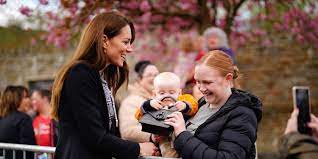 kate middleton let a tiny baby hold her