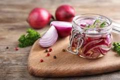 Is onion in vinegar good for health?