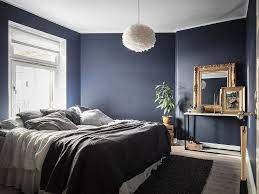 Le bleu fait partie du classement des couleurs qui ont une influence positive sur votre état d'esprit et garantissent une atmosphère calme dans une pièce. Dark Bedroom In Blue Coco Lapine Design Home Interiors And Gifts Craftsman Home Interiors Dark Bedroom
