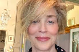 És nagyon úgy fest, hogy 63 évesen is pont olyan jól pózol, mint évtizedekkel ezelőtt: Sharon Stone 62 Shares Stunning Wrinkle Free Instagram Selfie