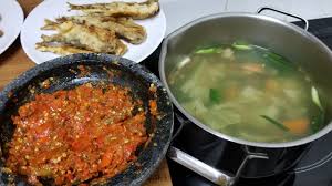 This delicious indonesian soup is often enjoyed together with salty egg and small beans sprout and shrimp crackers. Sayur Bening Kacang Sambal Terasi Menu Praktis Murah Meriah Youtube