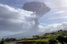 Smoke spews from the glowing dome of the la soufrière volcano in st. Ulxngwikpd Zvm